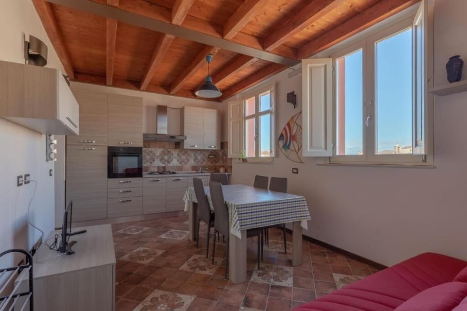 Classic Apartment, 3 Bedrooms, Patio, City View | Interior