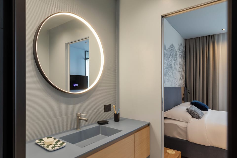 Standard Double Room | Bathroom | Shower, hair dryer, towels, shampoo