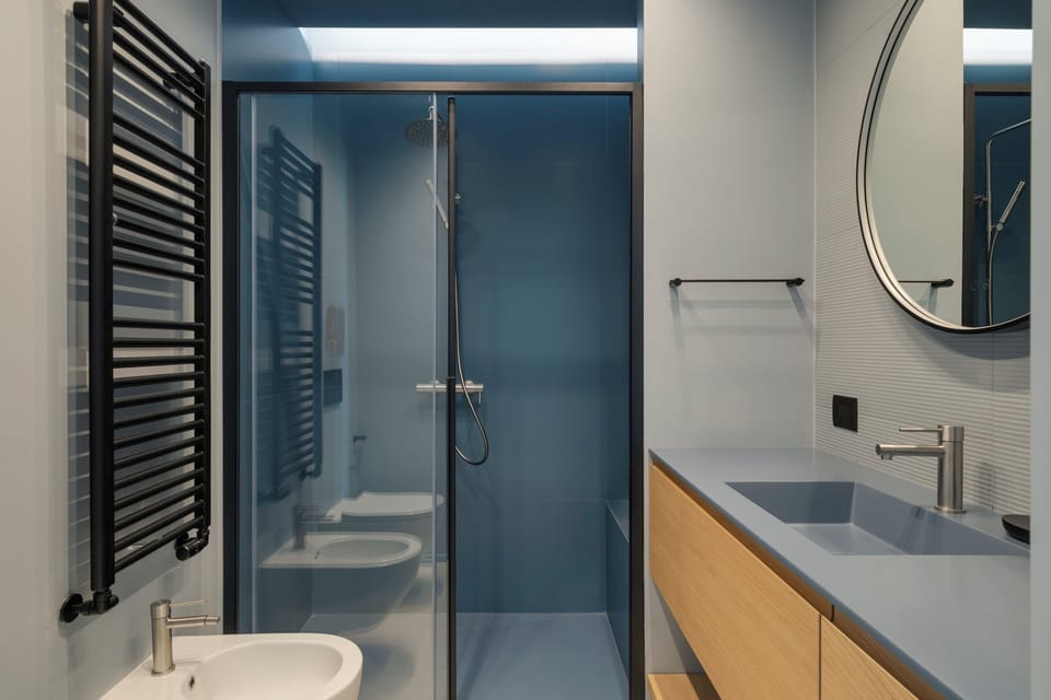 Superior Double Room | Bathroom | Shower, hair dryer, towels, shampoo