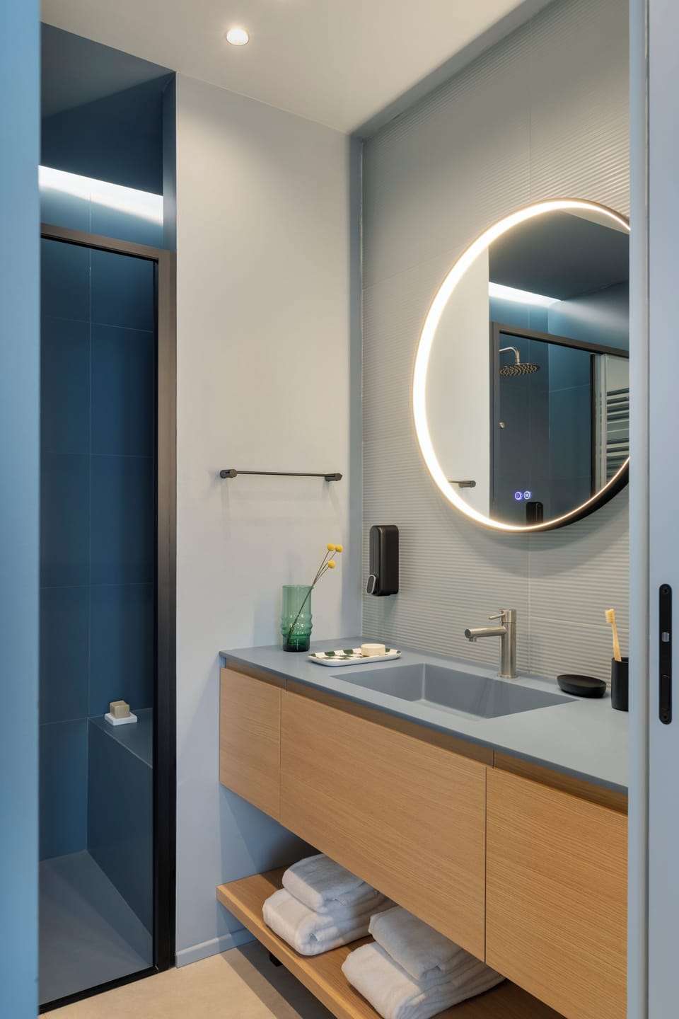 Standard Double Room | Bathroom | Shower, hair dryer, towels, shampoo