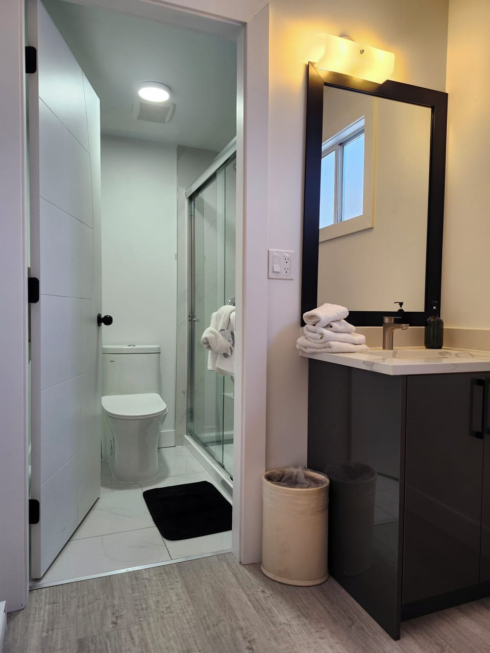 Combined shower/tub, free toiletries, hair dryer, towels
