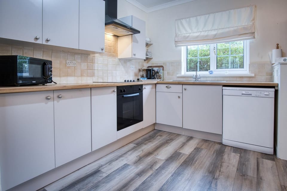 Cottage (2 Bedrooms) | Private kitchen | Microwave, oven, stovetop, dishwasher