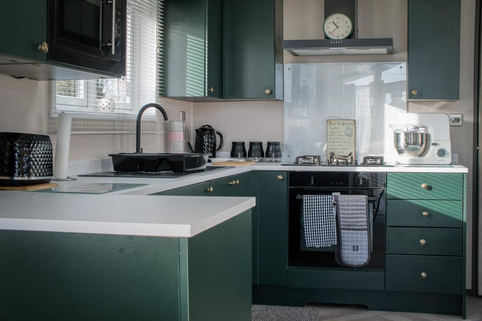 Chalet (2 Bedrooms) | Private kitchen | Oven, stovetop, dishwasher, electric kettle