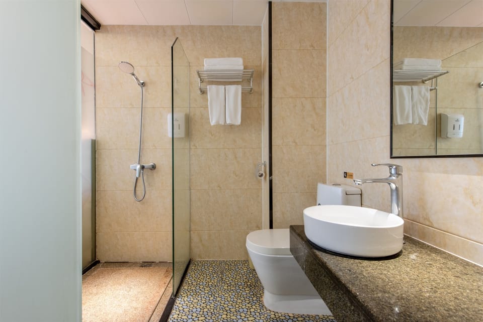 Superior Twin Room | Bathroom | Shower, free toiletries, hair dryer, towels