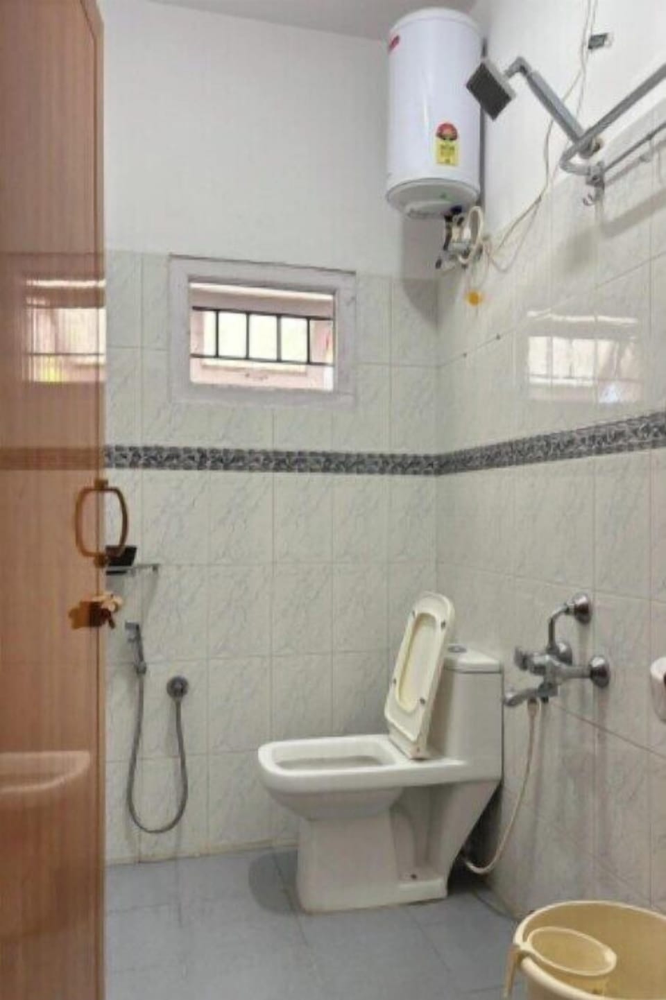 Deluxe Room | Bathroom | Shower, free toiletries, towels, toilet paper