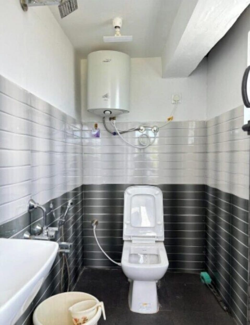 Deluxe Room | Bathroom | Shower, free toiletries, towels, toilet paper