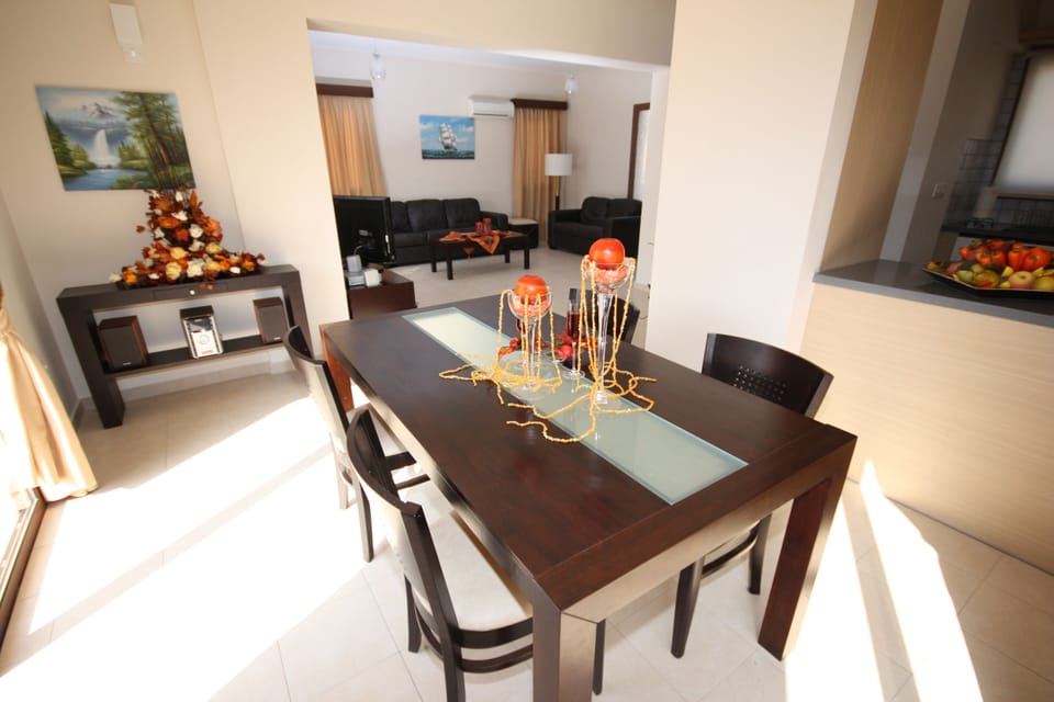 Villa, 2 Bedrooms, Private Pool, Mountain View | Dining