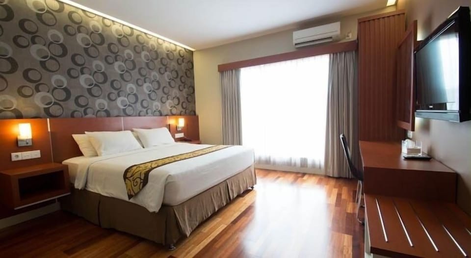 Deluxe Room | Premium bedding, desk, blackout drapes, rollaway beds