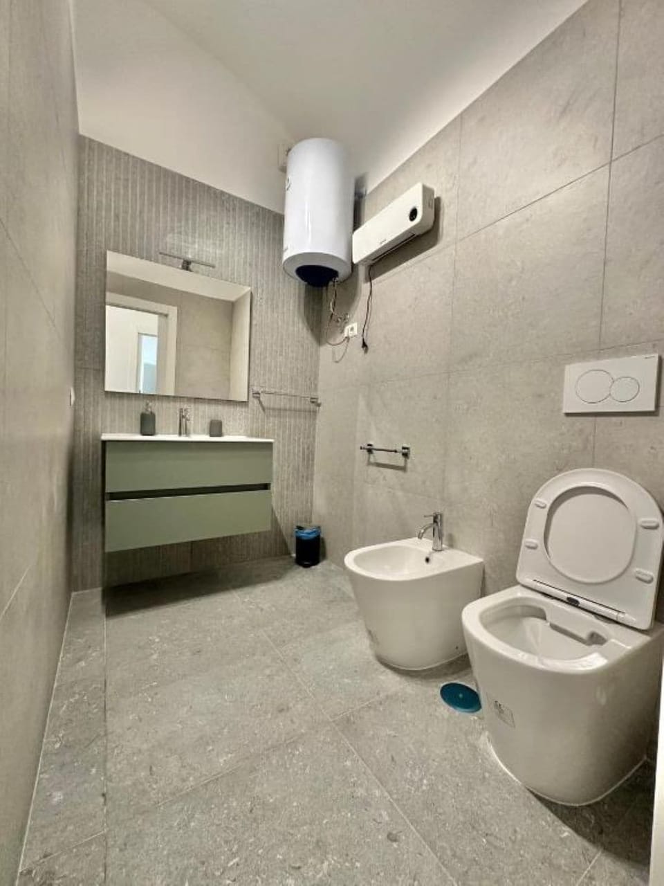 Deluxe Studio Suite | Bathroom | Shower, hair dryer, bidet, towels