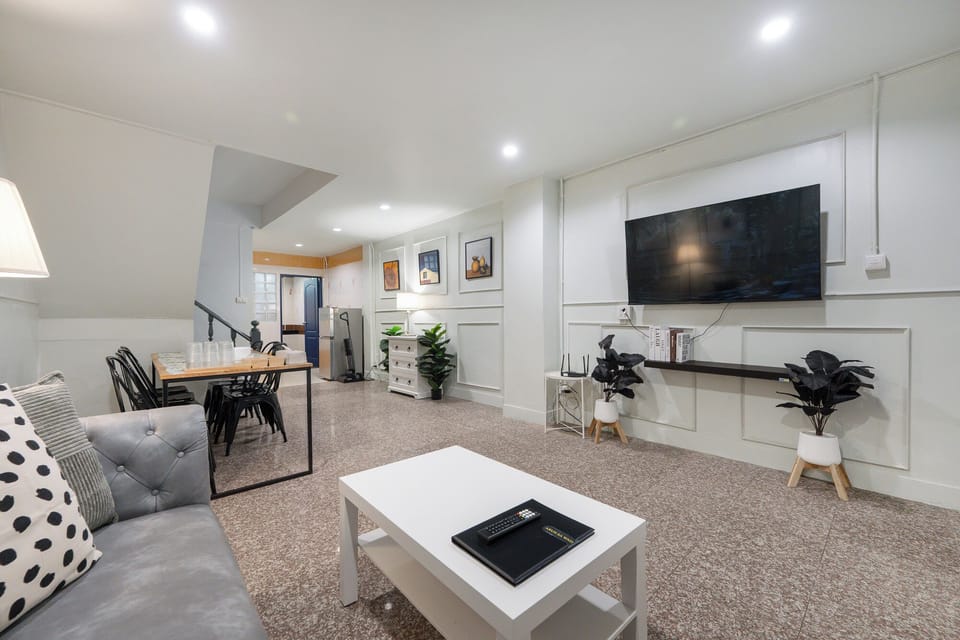 Family House | Living room | 44-inch Smart TV with digital channels, Netflix, books