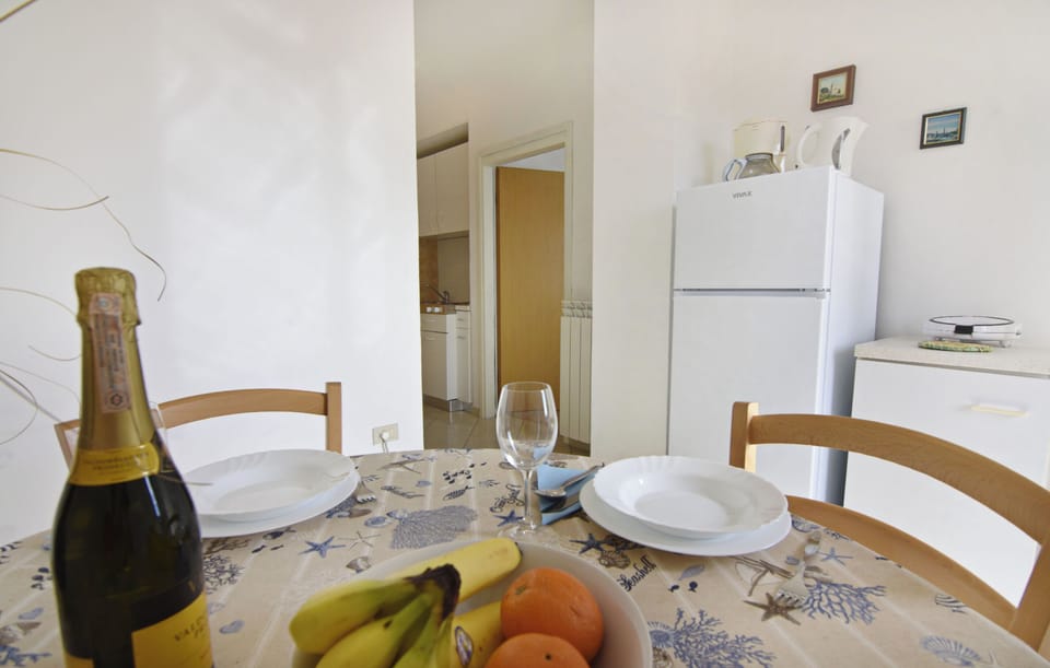 Apartment, 1 Bedroom, Balcony, Garden View | Dining room
