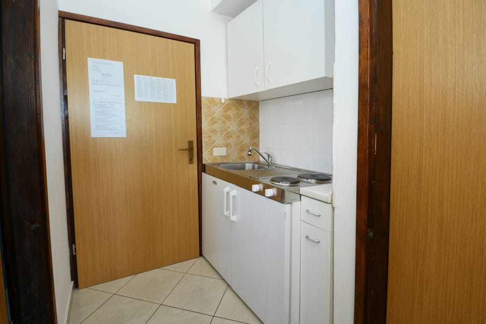 Apartment, 1 Bedroom, Balcony, Garden View | Private kitchen