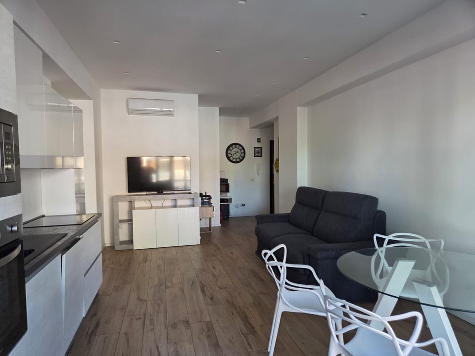 Deluxe Apartment | Private kitchen | Shared fridge, microwave, stovetop, espresso maker