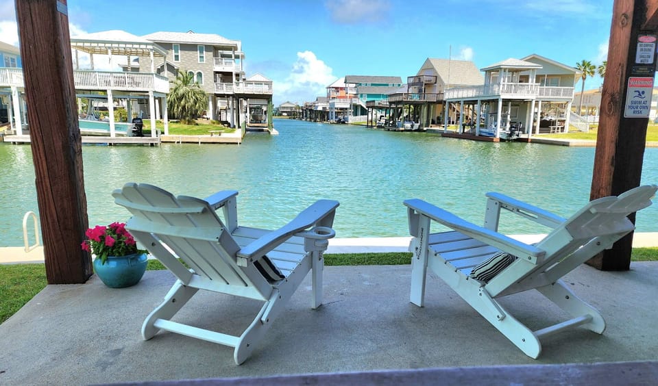 Immerse yourself in the laid-back waterfront lifestyle.
