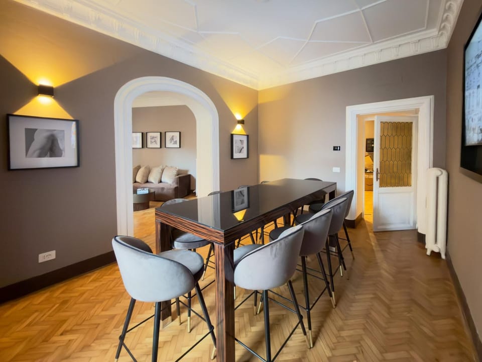 Apartment (6 Bedrooms) | Dining room