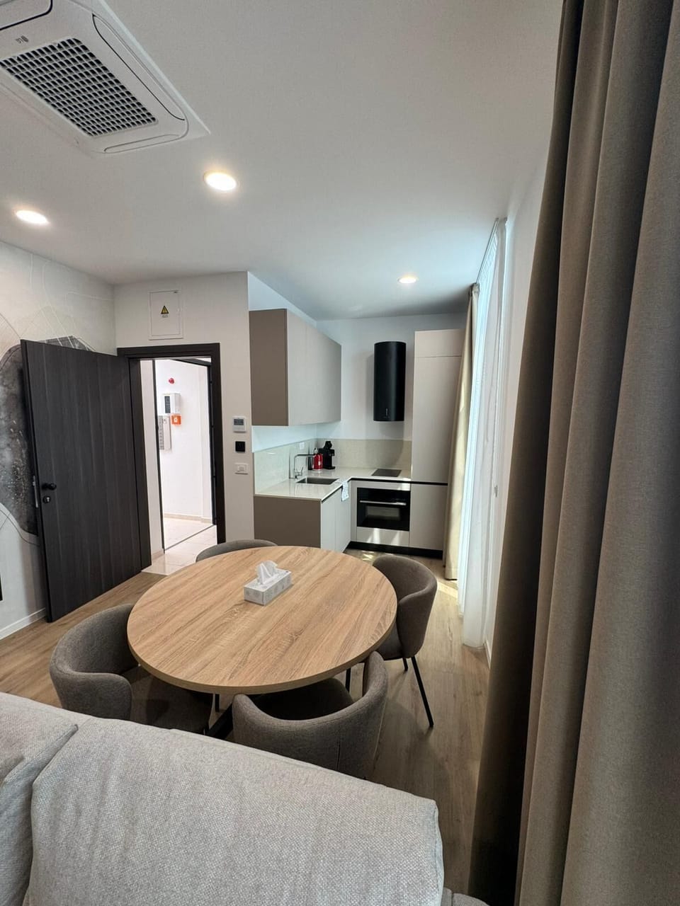 City Apartment | Private kitchen | Fridge, microwave