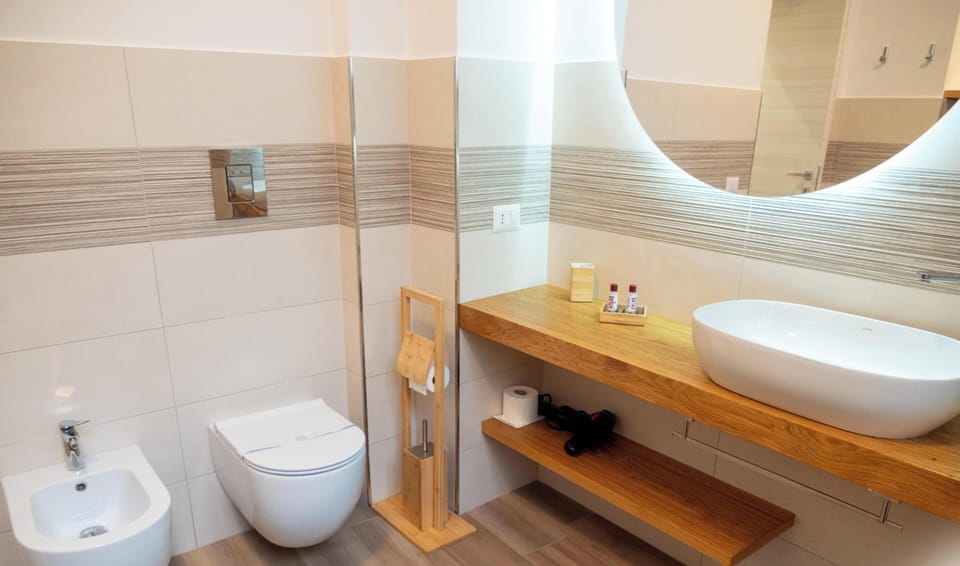 Superior Double Room | Bathroom | Shower, hair dryer, bidet, towels