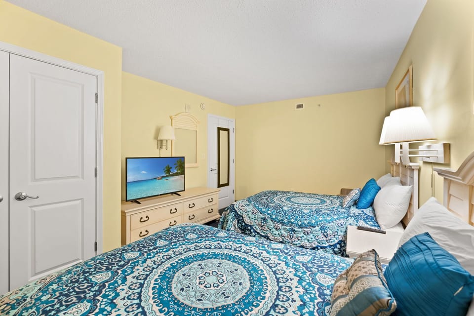 2nd Bedroom w/2 Fulls