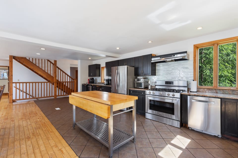 House, Multiple Bedrooms | Private kitchen | Fridge, oven, coffee/tea maker, toaster