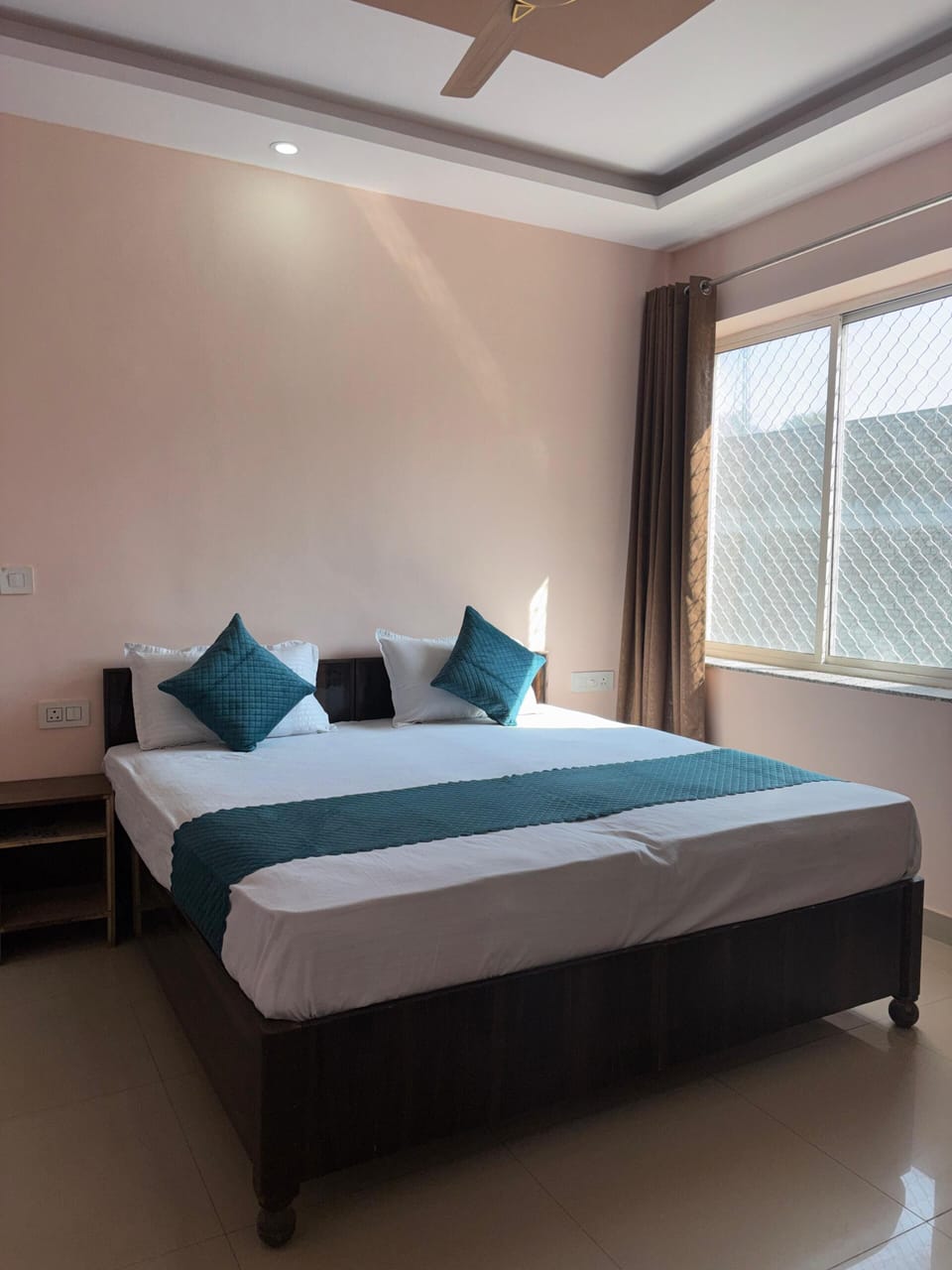 SO THIS IS OUR ROOM, WHICH FLEES CLEAN AND COZY.