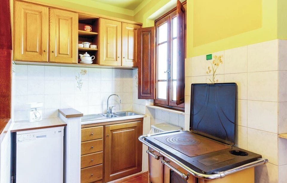 House, Patio, Garden View | Private kitchen | Fridge, microwave, oven, stovetop
