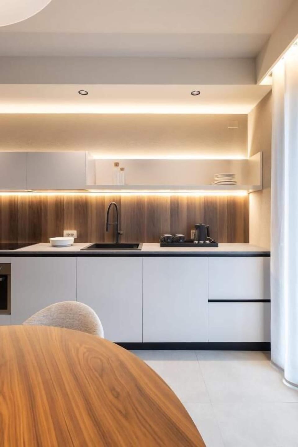 Full-size fridge, microwave, oven, stovetop