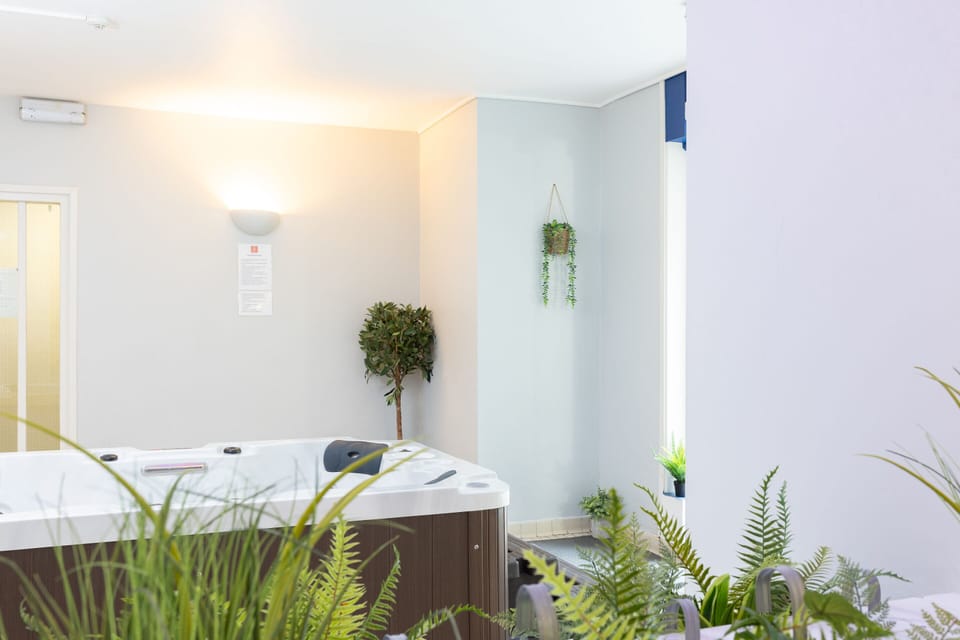 Indoor spa tub