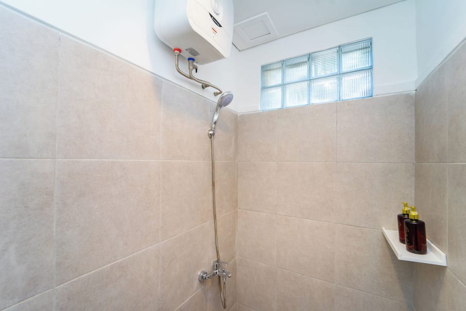 Executive Single Room | Bathroom | Shower, free toiletries, towels