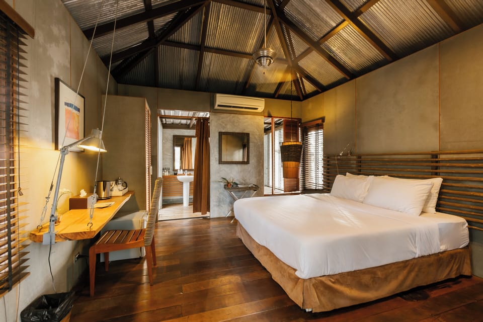 Minibar, desk, laptop workspace, free WiFi