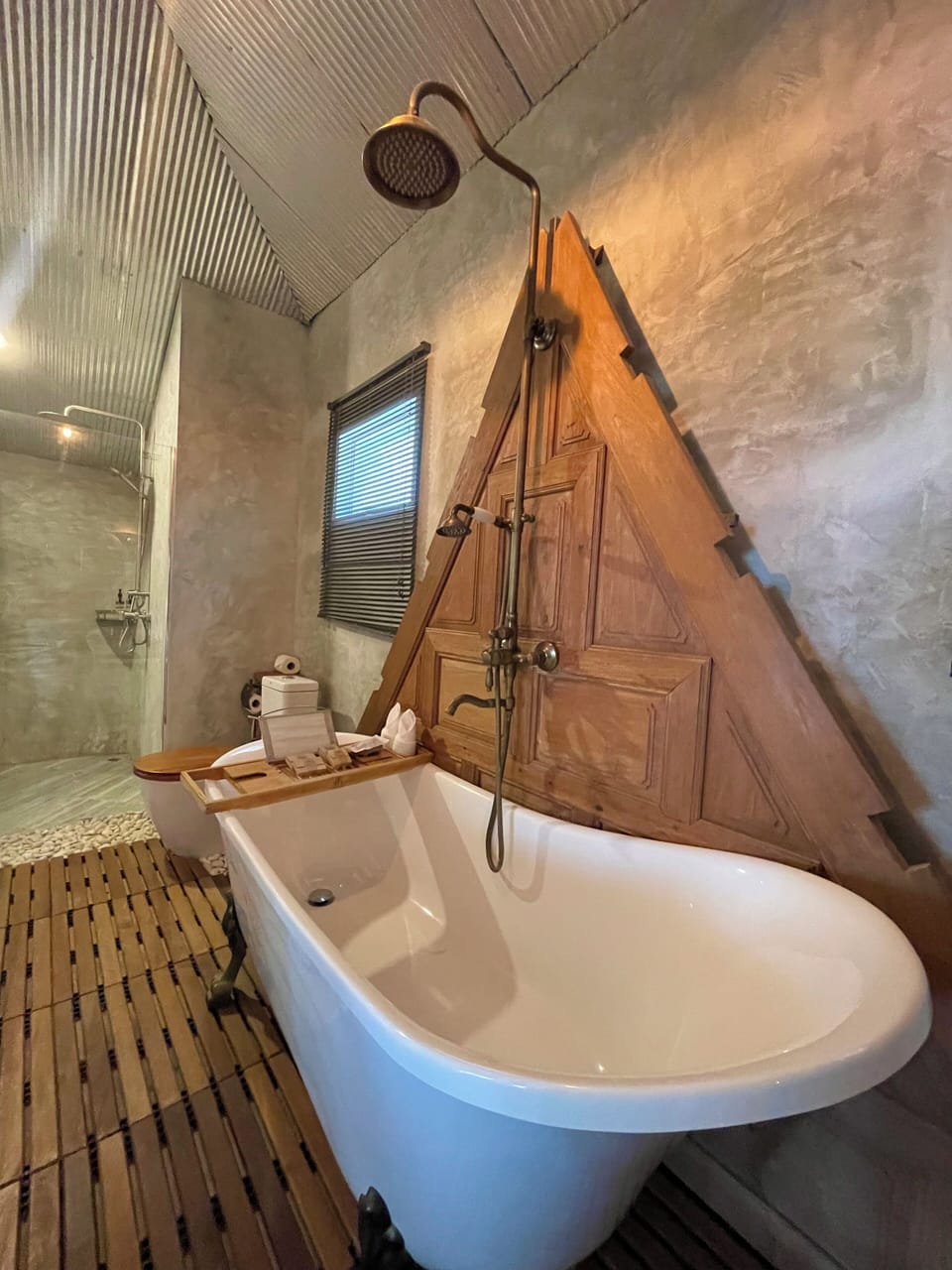 Deluxe Villa | Bathroom | Rainfall showerhead, free toiletries, hair dryer, bathrobes