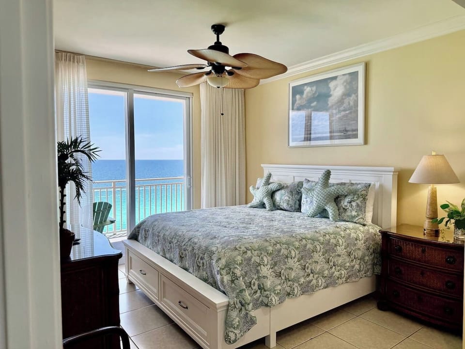 Another peaceful king suite with its own bathroom—perfect for privacy and slow mornings.