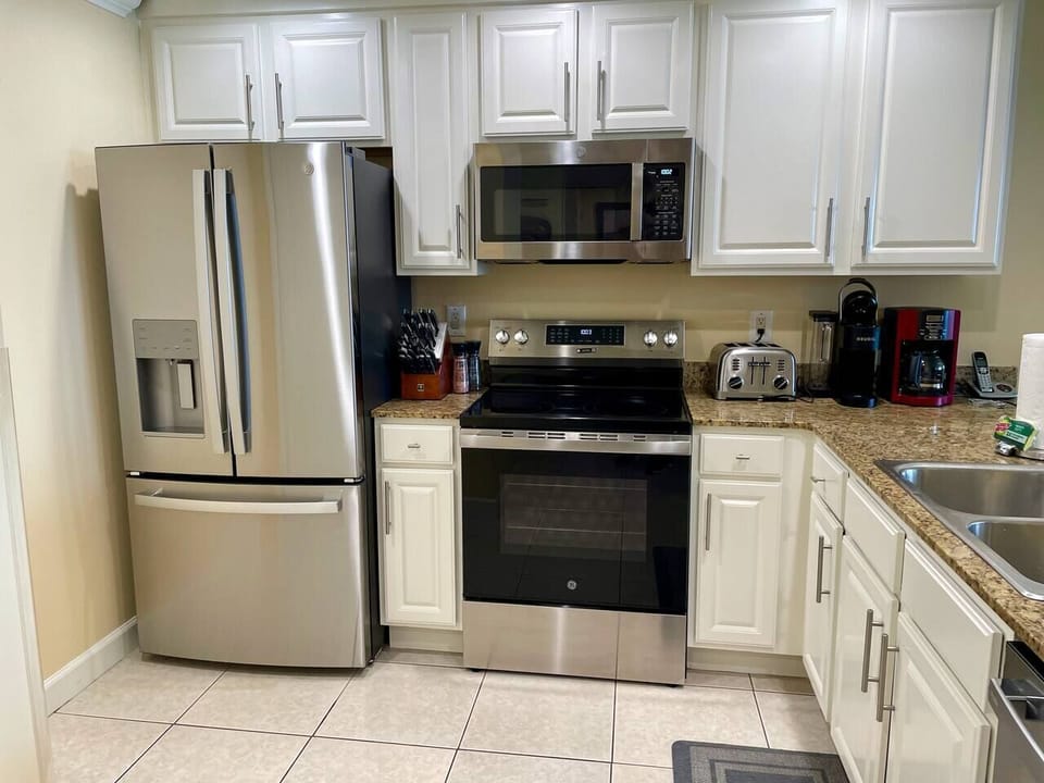 Fully equipped for easy breakfasts, beach snacks, or dinner in after a long day in the sun.