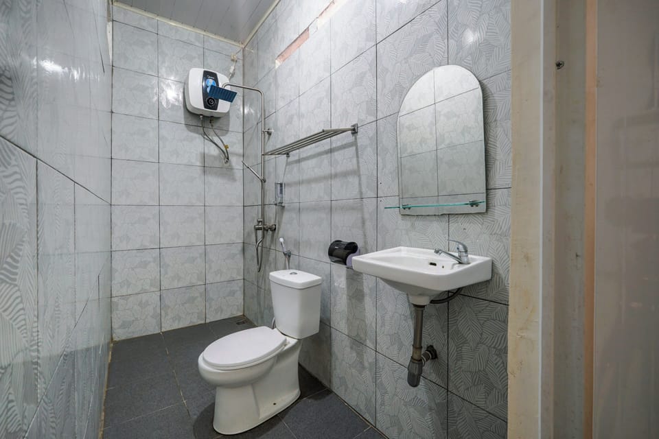 Family Room | Bathroom | Shower, bidet, towels, soap