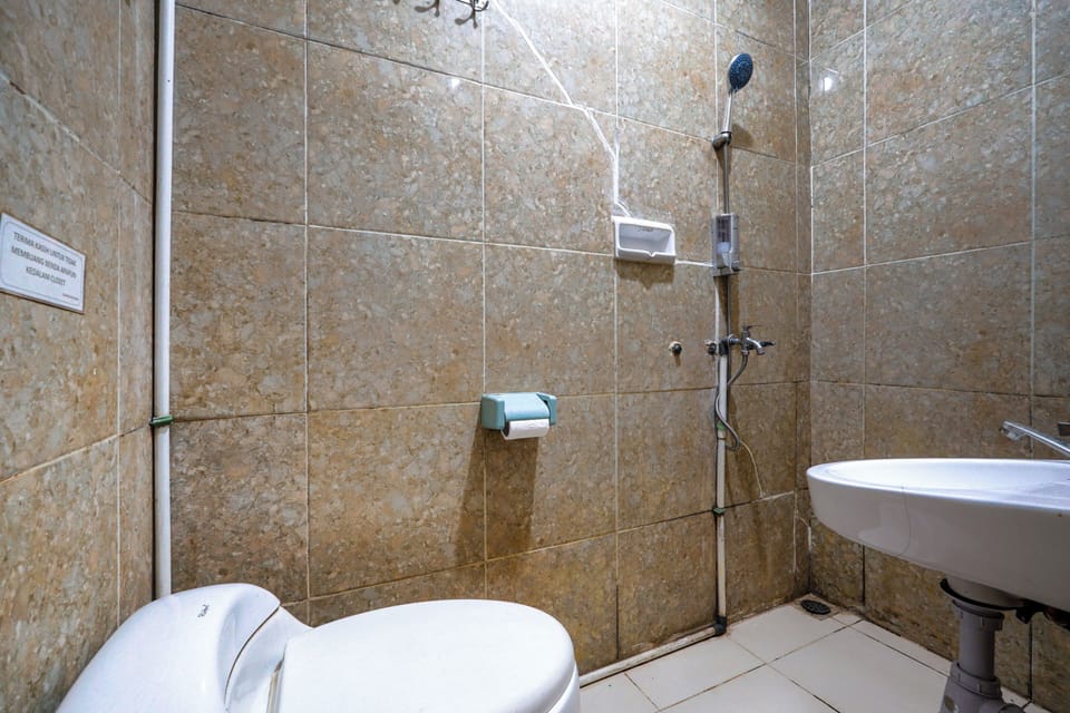 Standard Double Room | Bathroom | Shower, bidet, towels, soap