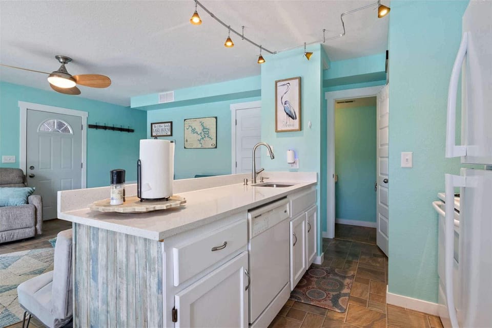 House, Multiple Beds, Patio (Lakeside Serenity) | Private kitchen