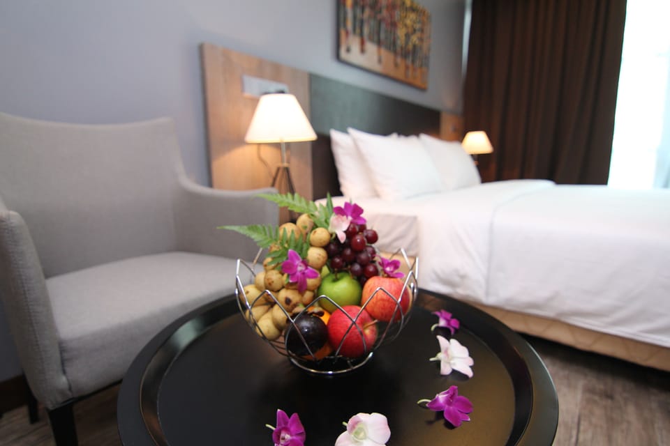 Deluxe King | 1 bedroom, premium bedding, pillowtop beds, minibar