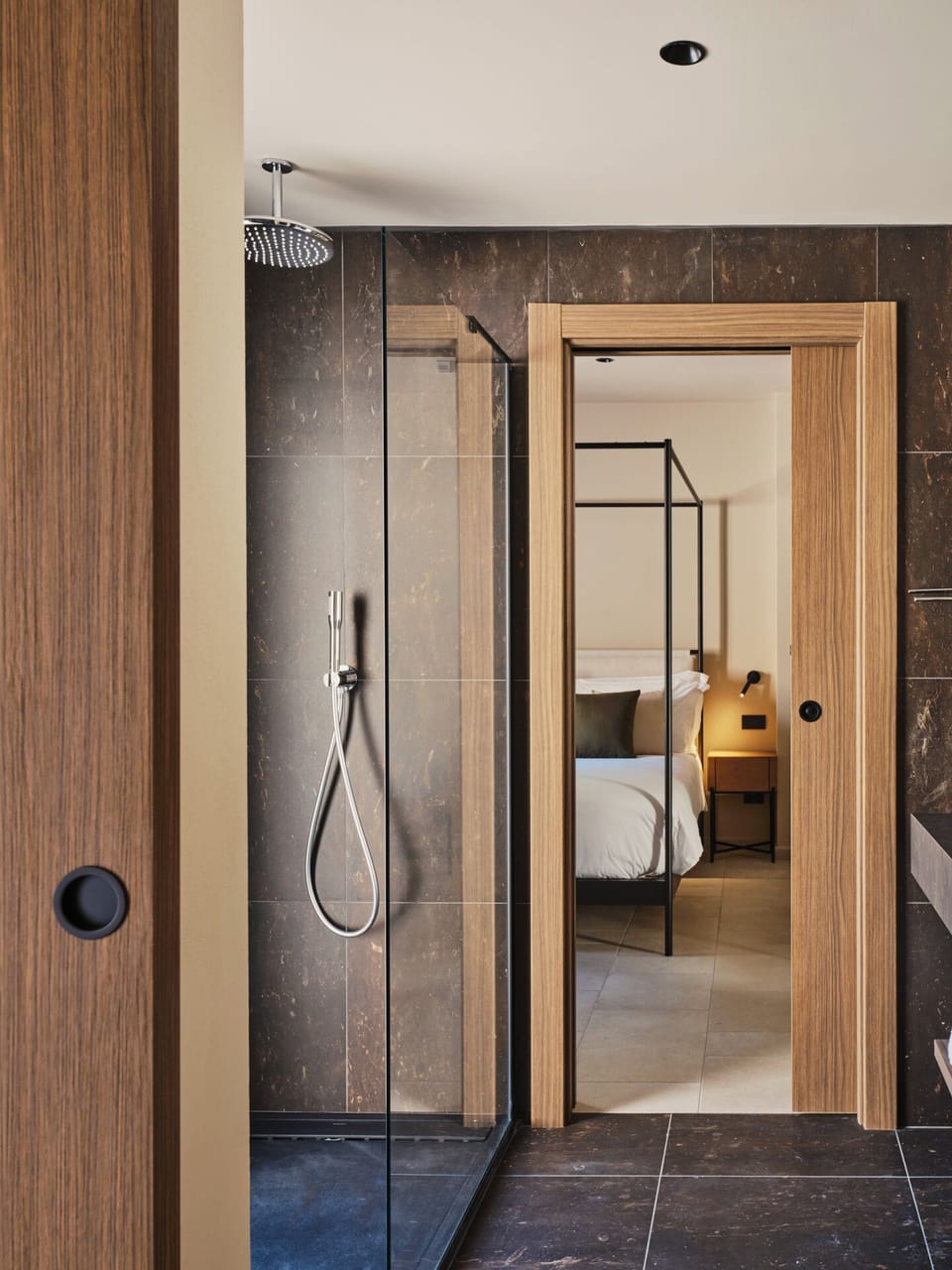 Family Suite | Bathroom | Shower, hair dryer, towels, soap