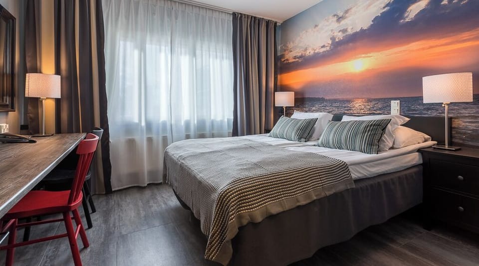 Standard Room, 1 Queen Bed | Desk, blackout drapes, soundproofing, iron/ironing board