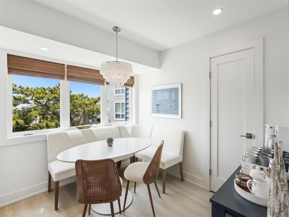 Dine with a view in this bright and elegant space, perfectly positioned to capture coastal sunshine and sea breezes.