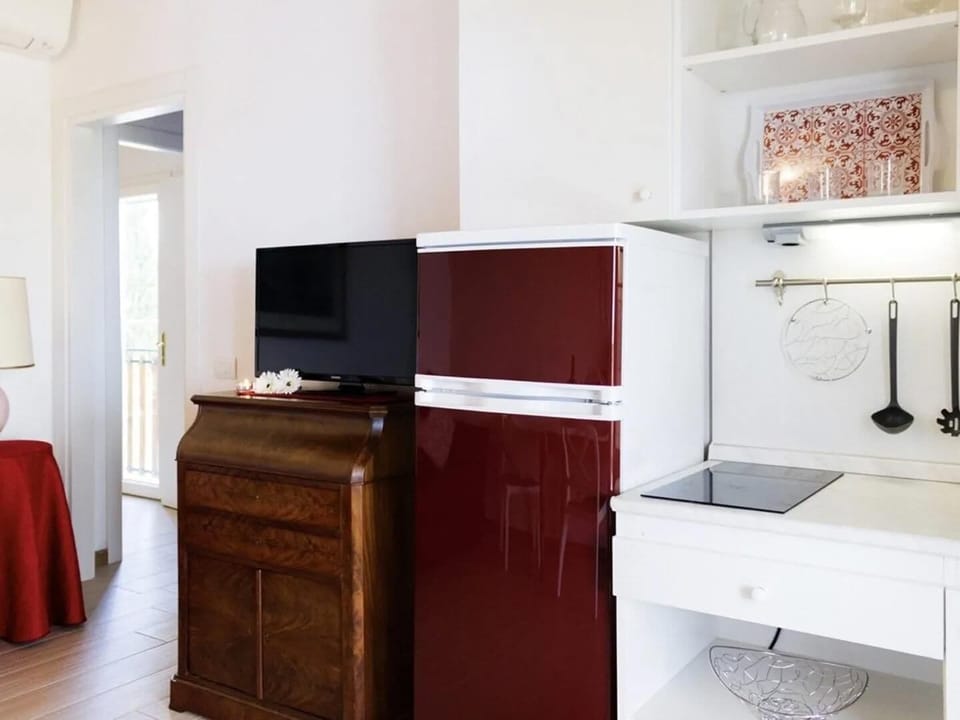 Comfort Suite, Patio, Garden View | Living room | 24-inch flat-screen TV with digital channels