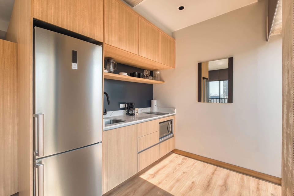 Studio Suite, 1 Double Bed, Kitchenette, City View (Juarez 56 1201) | Private kitchen | Dining tables