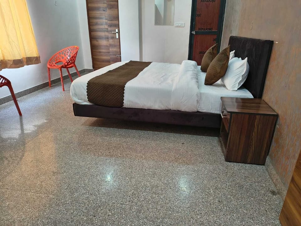 Classic Suite | Desk, free WiFi