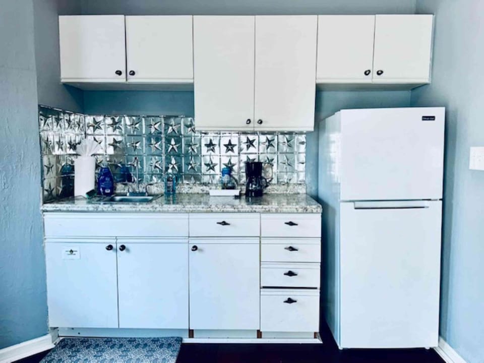 Studio with 2 king beds, Smart TV, and kitchenette 