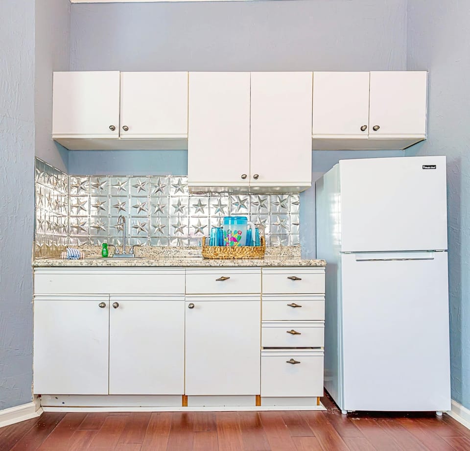 Studio with 2 king beds, Smart TV, and kitchenette 