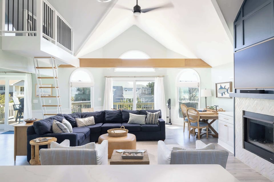 Sunny Great Room w/ Vaulted Ceiling, Large Couch, TV