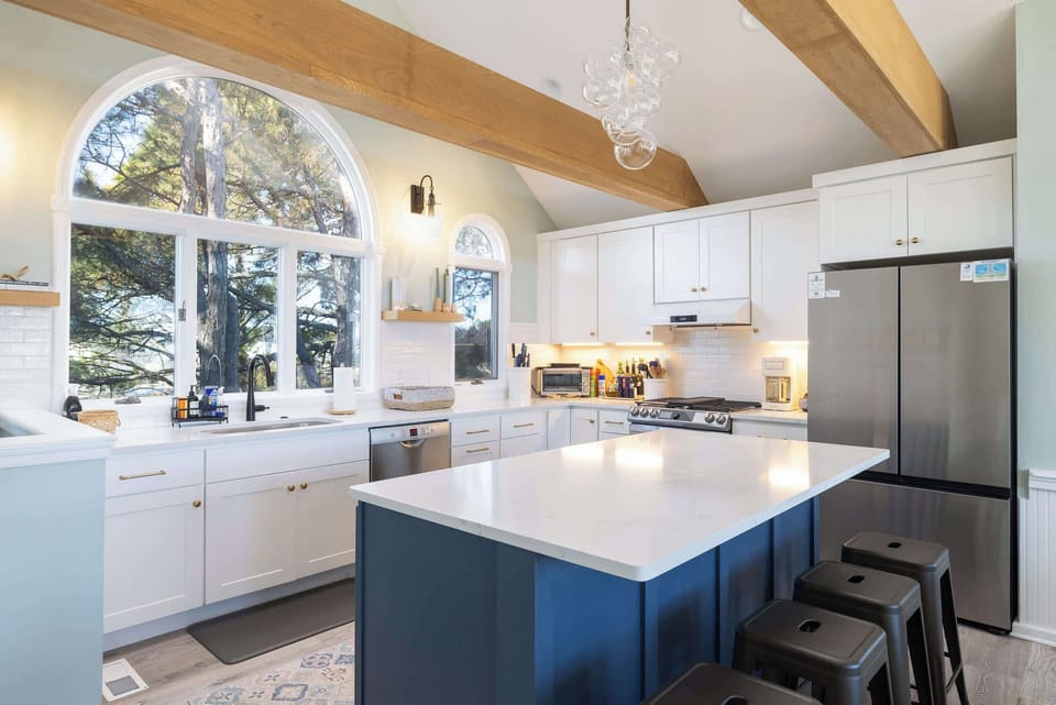Modern, Fully Stocked Kitchen