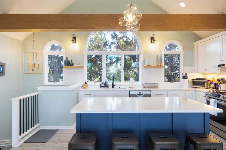 Modern, Fully Stocked Kitchen
