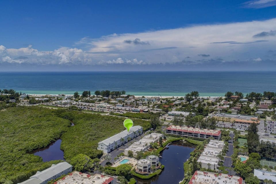 Close to the beach ,restaurants, and shopping, perfect location!