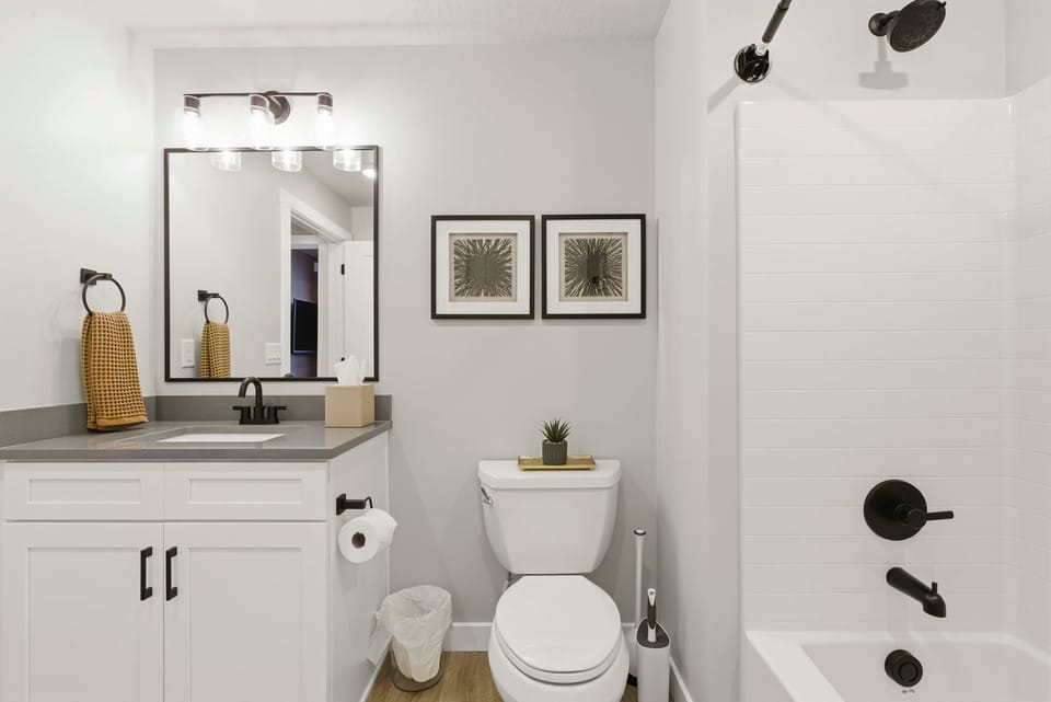 Shared bathroom with shower/tub combo 