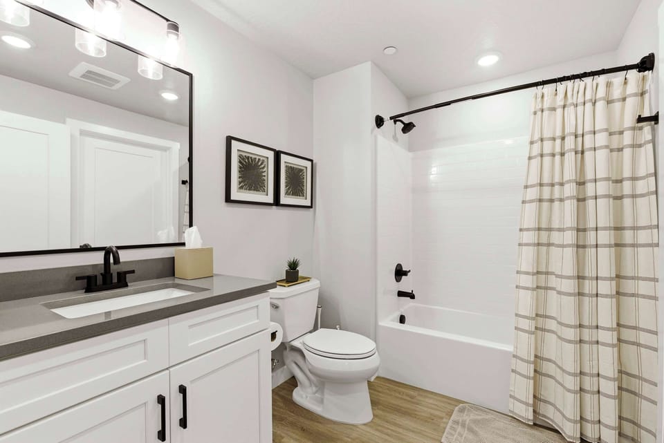 Shared bathroom with shower/tub combo 